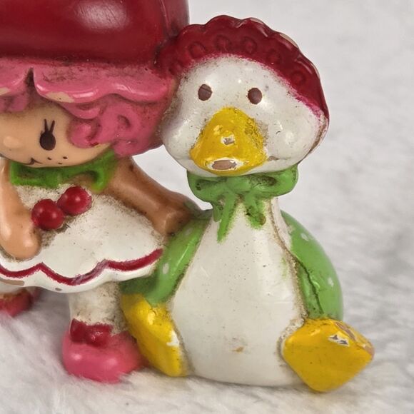 Vintage 1982 Strawberry Shortcake Figurine With Cherry Goose 1.5” - Picture 2 of 8